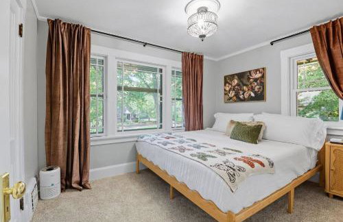 1920s Cottage | Hot Tub | Game Room | Fire Pit - Foto 7