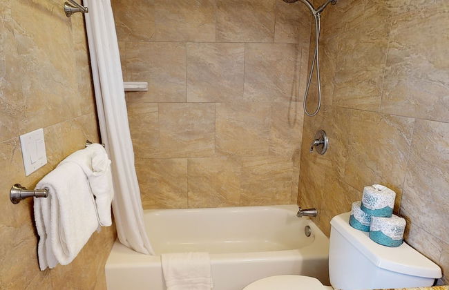 Deluxe Panoramic Mountain View Condo - 37th Floor, Free parking & Wifi by Koko Resort Vacation Rentals - Foto 14