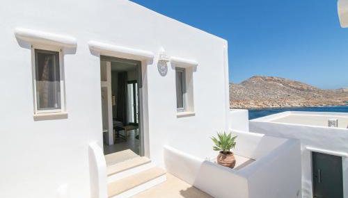 PANORMOS ART Beachfront Suites - Photo 4