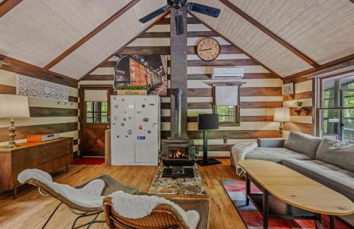 River Walk Cottage - Hot Tub - Pet Friendly - Swing - Screen Porch - River Access - Fire Pit - Wifi - Grill - Deck - King Bed - Foto 78