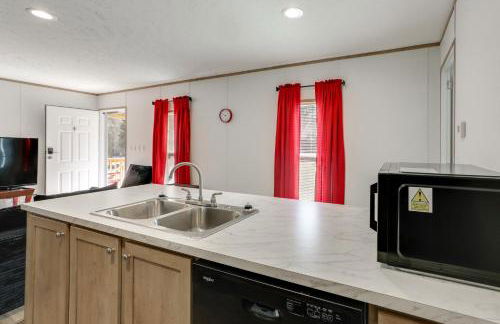 2 Mi to Lake Marion! Pet-Friendly Home with Yard - Foto 9