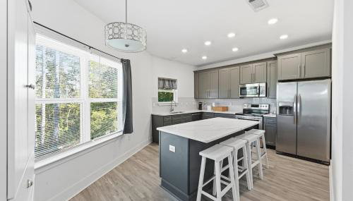 Modern Pine-Scented Retreat – 30 Mins to Beach! home - Foto 3