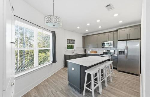 Modern Pine-Scented Retreat – 30 Mins to Beach! home - Foto 9
