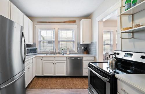 Stylish Lakeside Living - walk to the beach - Foto 3