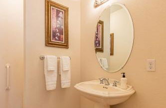 Luxurious 4BR Retreat - Pool Table & Chic Amenities - Photo 38