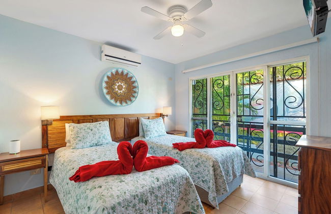 Spacious Home w/ Private Pool & Covered Patio Near the Beach - Foto 7