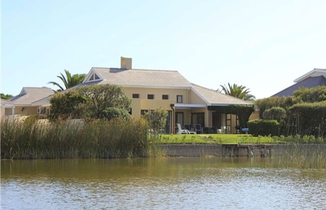 Stunning Cape Peninsula Holiday Villa With Pool - Photo 28