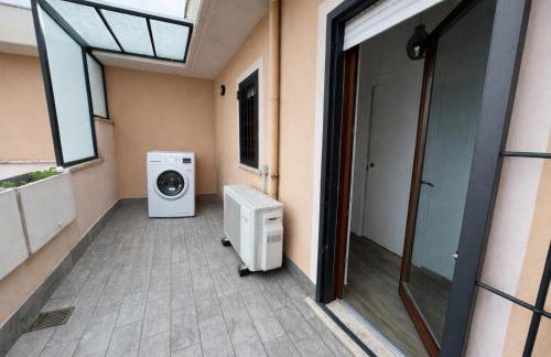 Attico Luminoso con Terrazzo e Parcheggio Gratuito - Foto 14