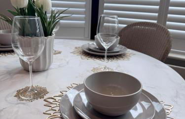 Central 2-Bed Apartment with Balcony & Parking - Foto 21