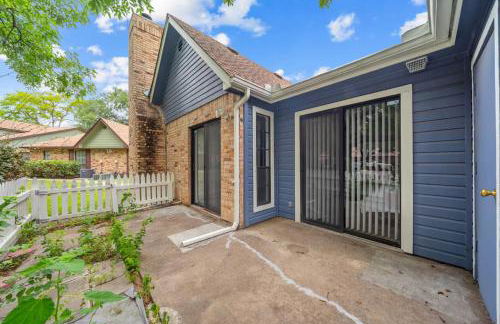 Central Condo 1BR 1BA, Private Patio and Fenced Yard w Parking by Austin Vacay - Foto 23