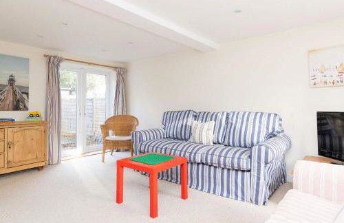 Spacious Coastal Family Home Sleeps 8 - Photo 17