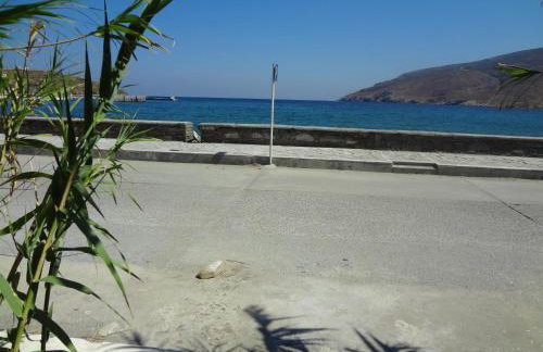 In front of the Beach. - Photo 3