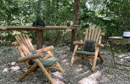 Vintage Caravan Rental for Exploring the Great Outdoors in Cassville, Missouri - Foto 6