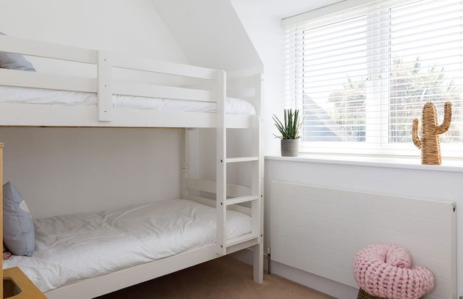 Gorgeous Home for 12 - Walk to Beach - Sea View - Photo 26