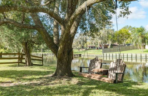 Stunning Waterfront Rental Property with Private Dock and Pool - Foto 5