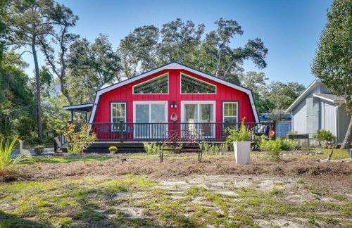 Oak Island Vacation Rental with Decks, Walk to Beach - Foto 30