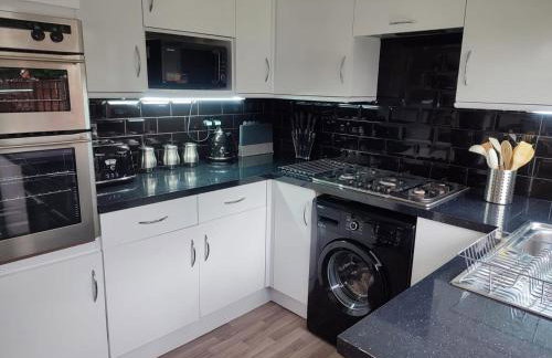 4-bed quiet cul de sac location with large secure off road parking for 4 cars - Foto 4