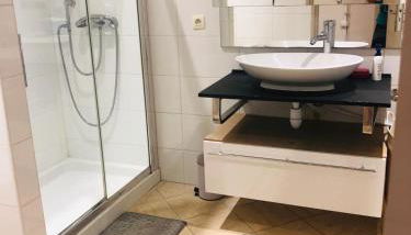 City center cute flat with sea view one bedroom - Photo 5