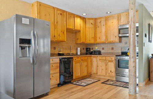 Cozy 2BR with Great Views Near Trails - Photo 3