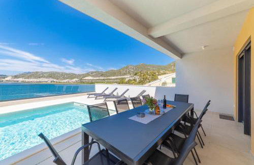 Familiy Villa Navis with heated pool - Photo 23