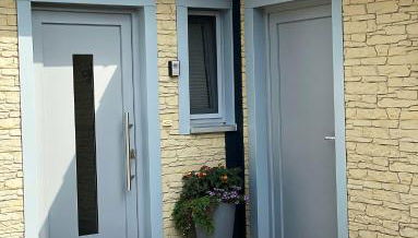 Ferienhaus Deluxe, direkt am See, mit hauseigener Panorama Außensauna, zwei Badezimmern, Tretboot, Kamin, in direkter nähe zum Kinderspieleparadies sowie Reit- und Ponyhof, 1 bis 8 Personen - Foto 4