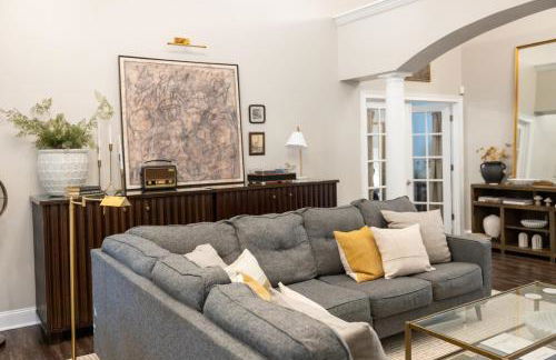 Sink into the Luxe Corner Tub at an Upscale, Spacious Home - Foto 10