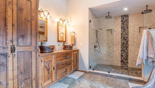 Modern Barn with Hot Tub, Game Room & Sleeps 14 - Foto 5