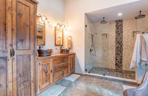 Modern Barn with Hot Tub, Game Room & Sleeps 14 - Foto 5