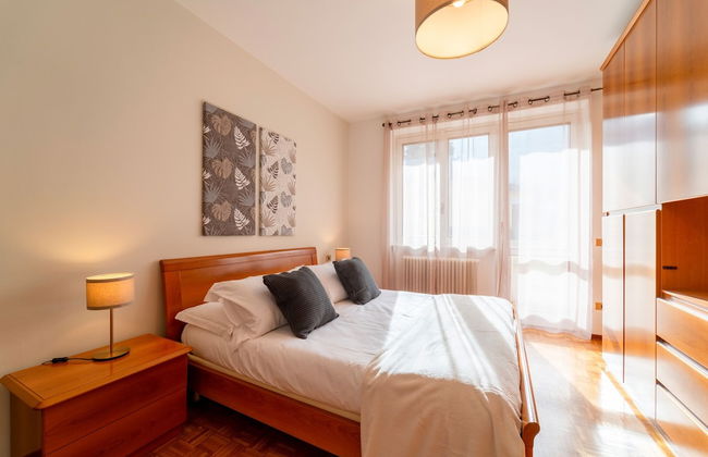 Scarlet Apartment with Garden - Photo 4