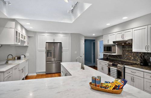 Secluded Luxe 5BR Estate| Pool, Wineries, Near ND - Foto 23