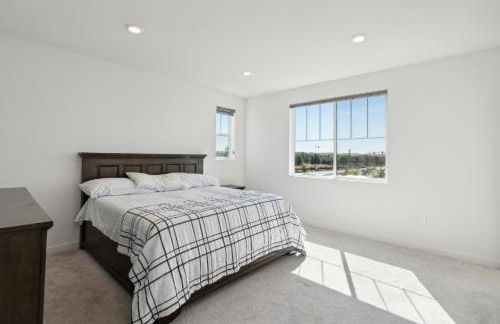 Spacious 3BR Home with Charming Backyard home - Foto 18