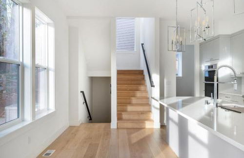 Elegant 3-Story House with Private Backyard in WA - Photo 44