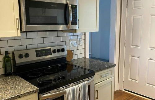 3 Mi to Dtwn Charlotte! Quiet Haven with Fenced Yard - Foto 7