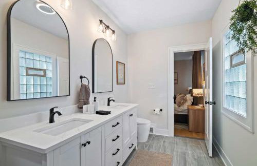 Spacious 4BR in Kamms Corners Cleveland - Game Room - Sleeps 9 - Foto 25