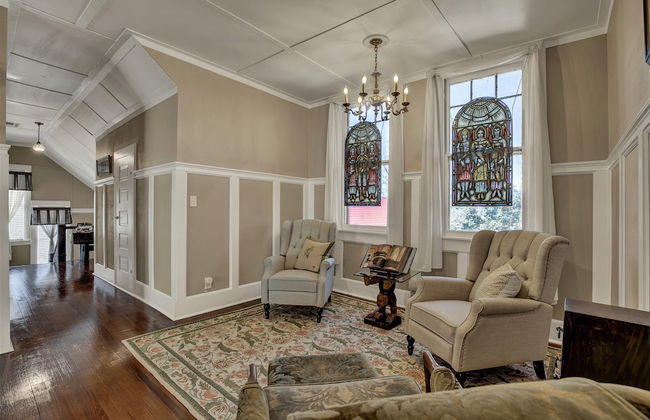 Beautiful and Unique Home With Fireplace and Pool! - Photo 32