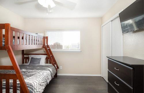 Cozy Home - Self Check-In w/Spacious Deck - Foto 12