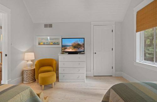 Bella and Dulce's Lakehouse by Juniper Holiday + Home - Photo 28