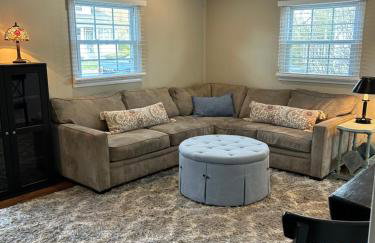 Charming Cottage with fenced yard in convenient location - Foto 1