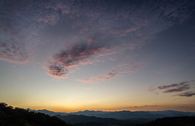 Stunning 2BR Cabin with Mountain Views - Foto 34