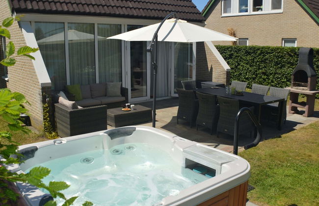 House With Sauna, Outdoor spa and Pedal Boat in Vlagtwedde - Photo 1