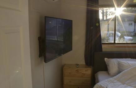 Private Home - Playground, Jumping Mat, BBQ, Darts, Firepit, Gazebo, 4 Smart TVs, White Cotton Bedding, - The Redwood Cul-De Sac Beach Retreat - Foto 30