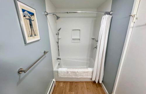 R8 Luxury Bretton Woods Ski-In Ski-out townhome next to beginner ski area w fast wifi and keyless entry - Foto 60