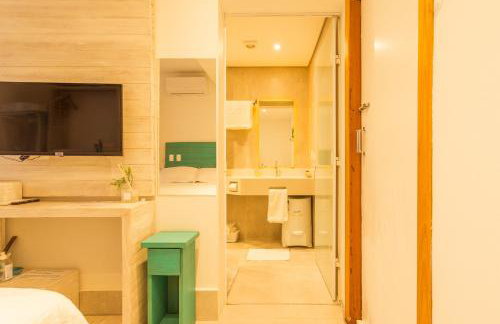 Casa d'Aroeira Residencial Boutique - Centro de Juqueí - Perto de Tudo - 2 quadras do Mar - Serviço de Praia - Roupa de Cama 600 fios algodão Egípcio - Tudo Novo - Estacionamento Interno - Cozinha - Consulte unidades com Ofurô Hidro e Cromoterapia - Foto 17