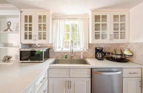 Spacious and Exclusive Oasis 6BR 3BA - Photo 14