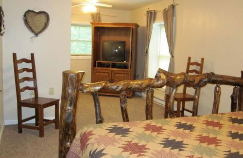 Deluxe Log Cabin with a Hot Tub in the Smoky Mountains of North Carolina - Foto 10