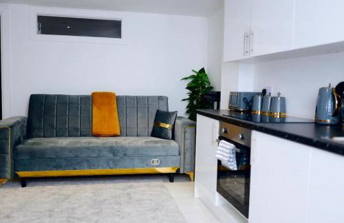 Perfect 1 Bed Apartment Sleeps 5 1 Kingsize bed 1 double Sofabed & Foldable Single bed Free Parking Wifi good transport network shopping Holiday Makers Families Contractors in North London - Photo 16