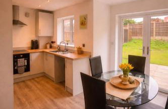 New Build 3-Bed in Rotherham Fast WiFi, Garden & Driveway - Foto 7