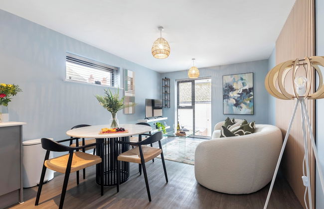 Beautiful 2 Bedroom Apartment With Parking in The Docks - Photo 2