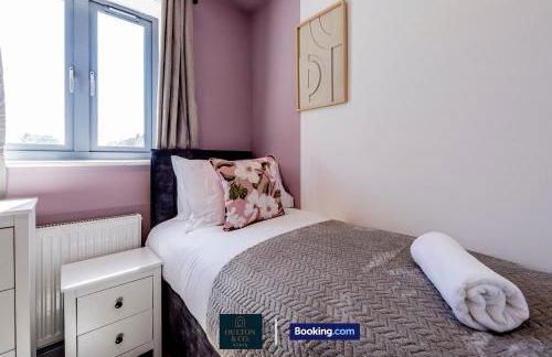 Luxury Retreat For 10 Short Lets & Serviced Accommodation Manchester with Hot Tub and Spacious Garden - Foto 31