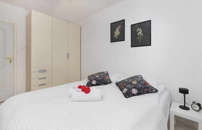 Warsaw Ursynów Apartment by Renters - Photo 3